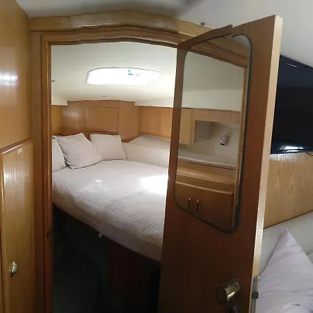 Botel Barco Fairline Moana