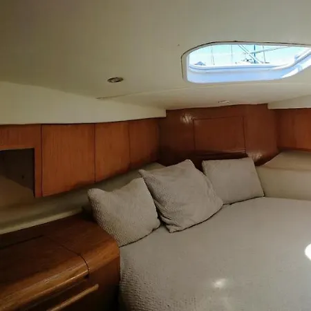 Botel Barco Fairline Moana