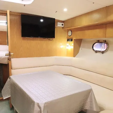 Botel Barco Fairline Moana